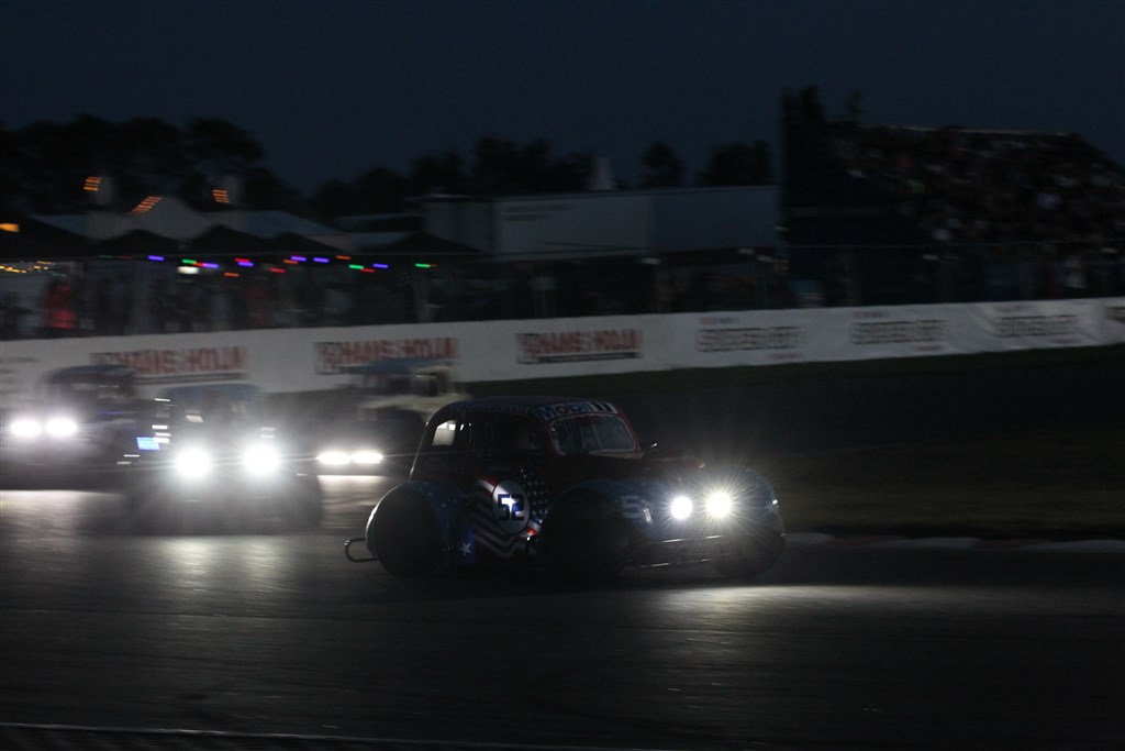 For første og eneste gang i år er der lys på Legend-bilerne, når årets Night Race køres lørdag på Padborg Park.
(Foto: Henning Smed Madsen)